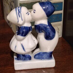 Vintage Delft Pottery Ceramics Kissing Dutch Boy & Girl Figurine 3.75" Valentine